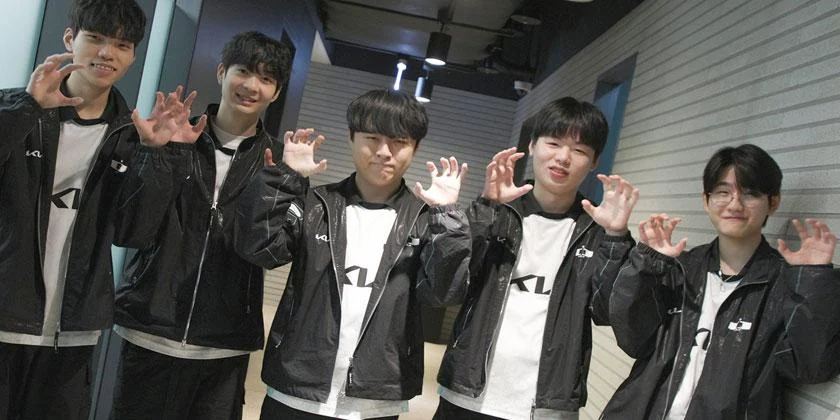 Les cinq joueurs de Dplus KIA réunis avant leur match contre G2 Esports à l’EWC 2026 LoL