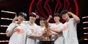 Les joueurs de Hanwha Life Esports réunis autour du trophée du MSI 2026