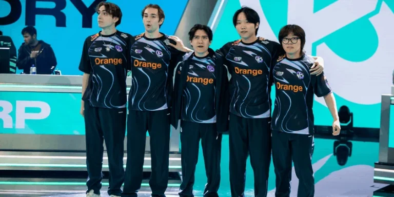 Les cinq joueurs de la Karmine Corp après leur victoire contre Sentinels à l’EWC 2026 LoL