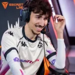 Le joueur français nuc avec le maillot Shifters et un casque sur la scène du LEC