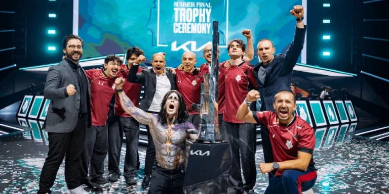 G2 Esports célèbre son titre de champion du LEC Summer 2026 autour du trophée à Nice