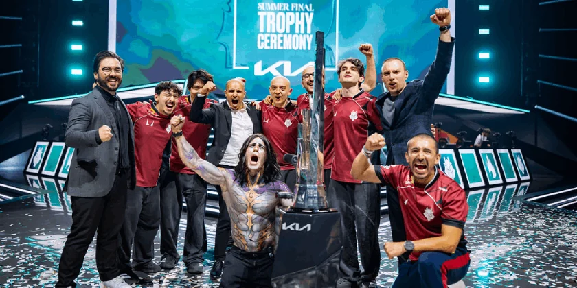 G2 Esports célèbre son titre de champion du LEC Summer 2026 autour du trophée à Nice