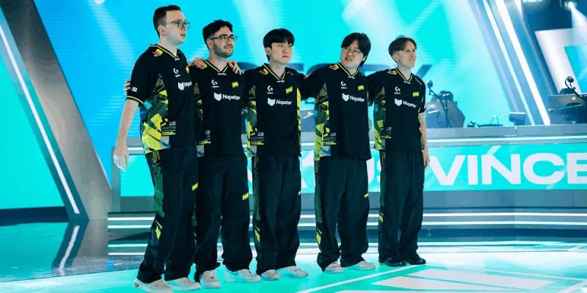 Les cinq joueurs de NAVI après leur victoire contre GIANTX en LEC Summer 2026