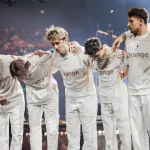 Les joueurs de la Karmine Corp saluent le public aux VALORANT Champions 2026