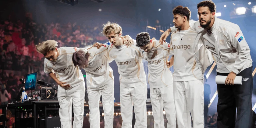 Les joueurs de la Karmine Corp saluent le public aux VALORANT Champions 2026
