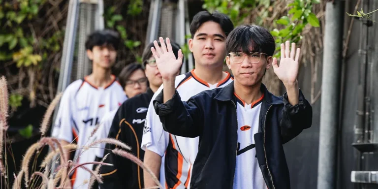 Les joueurs de MVK Esports avant la finale du Play-In contre la Karmine Corp aux Worlds 2026