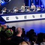 Les joueurs de la Karmine Corp sur scène pendant les Worlds 2026 de League of Legends