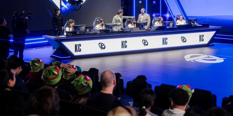 Les joueurs de la Karmine Corp sur scène pendant les Worlds 2026 de League of Legends